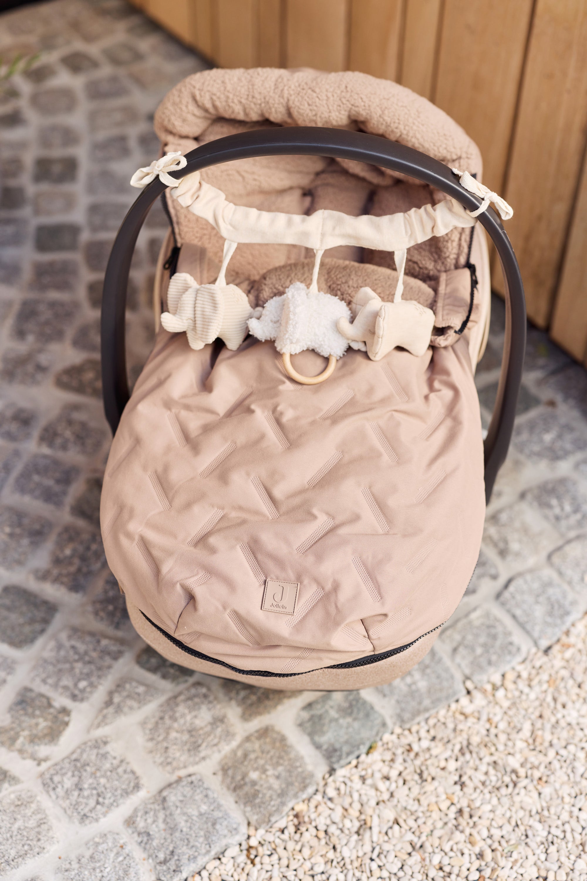 Bílstólapoki Embossed - Milky Coffee - miniplay.is