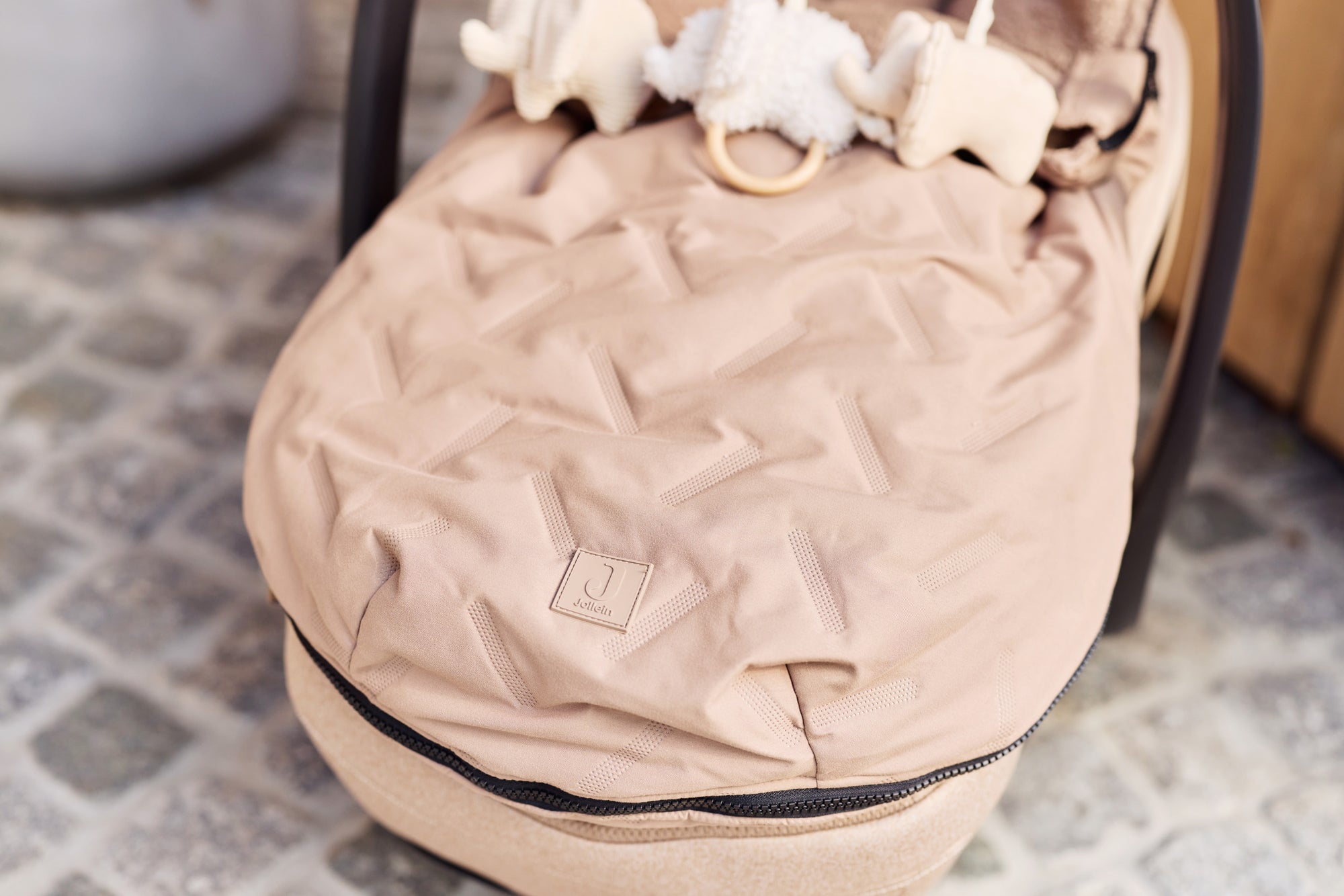 Bílstólapoki Embossed - Milky Coffee - miniplay.is