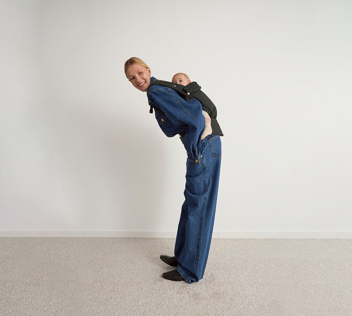 Anex Whiz-hug baby carrier in Lownight